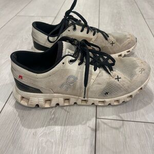 On Running women’s size 9 Athletic Shoes